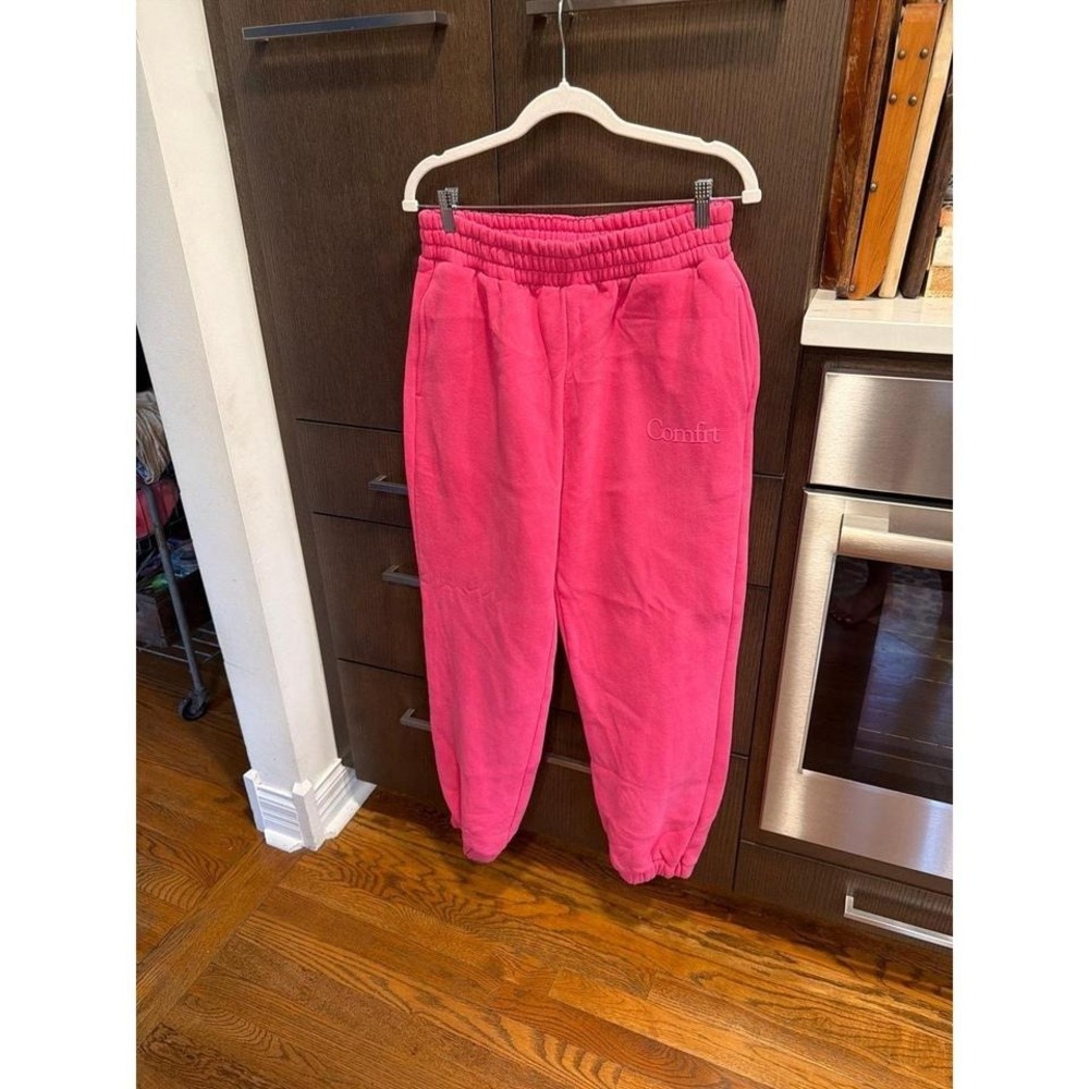 Comfrt sweatpants with an elastic waistband hot pink large